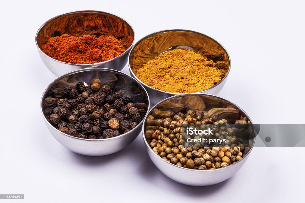 Curry, Pfeffer, paprika und Koriander-weißen Hintergrund. - Lizenzfrei Ausgedörrt Stock-Foto