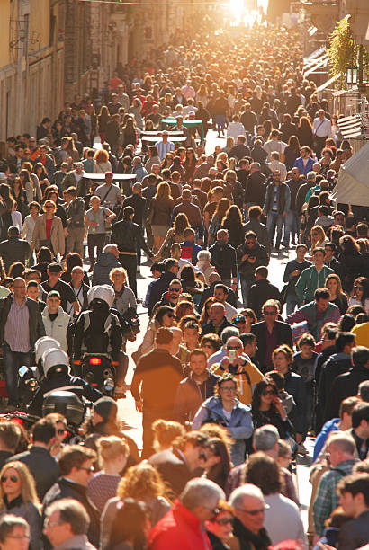 duży tłum ludzi na ulicy w centrum rzymu, pionowy - rush hour commuter crowd defocused zdjęcia i obrazy z banku zdjęć