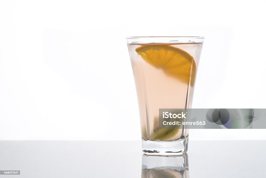 Фруктовый коктейль на белом - Стоковые фото Алкоголь - напиток роялти-фри