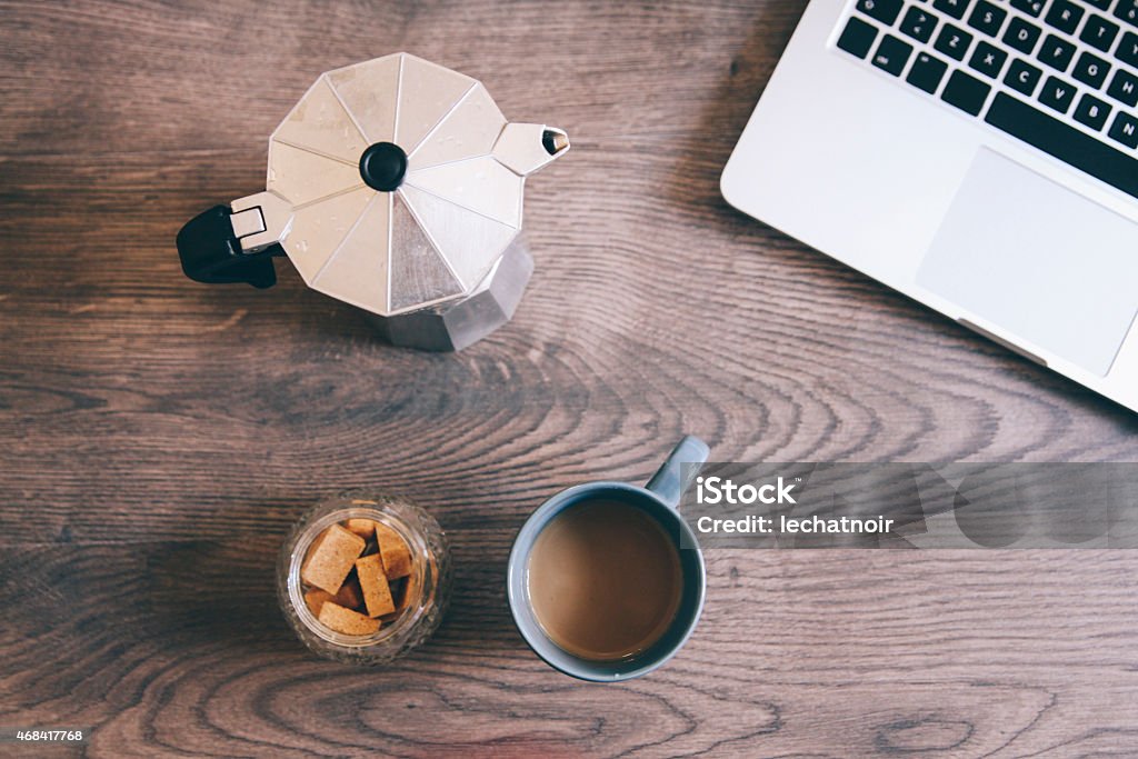 vintage imagen virada tazas de café sobre la mesa - Foto de stock de 2015 libre de derechos