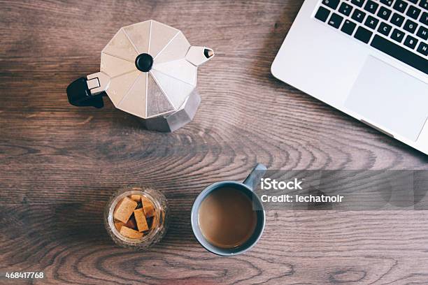 Vintage Imagen Virada Tazas De Café Sobre La Mesa Foto de stock y más banco de imágenes de 2015 - 2015, Acero, Aire libre