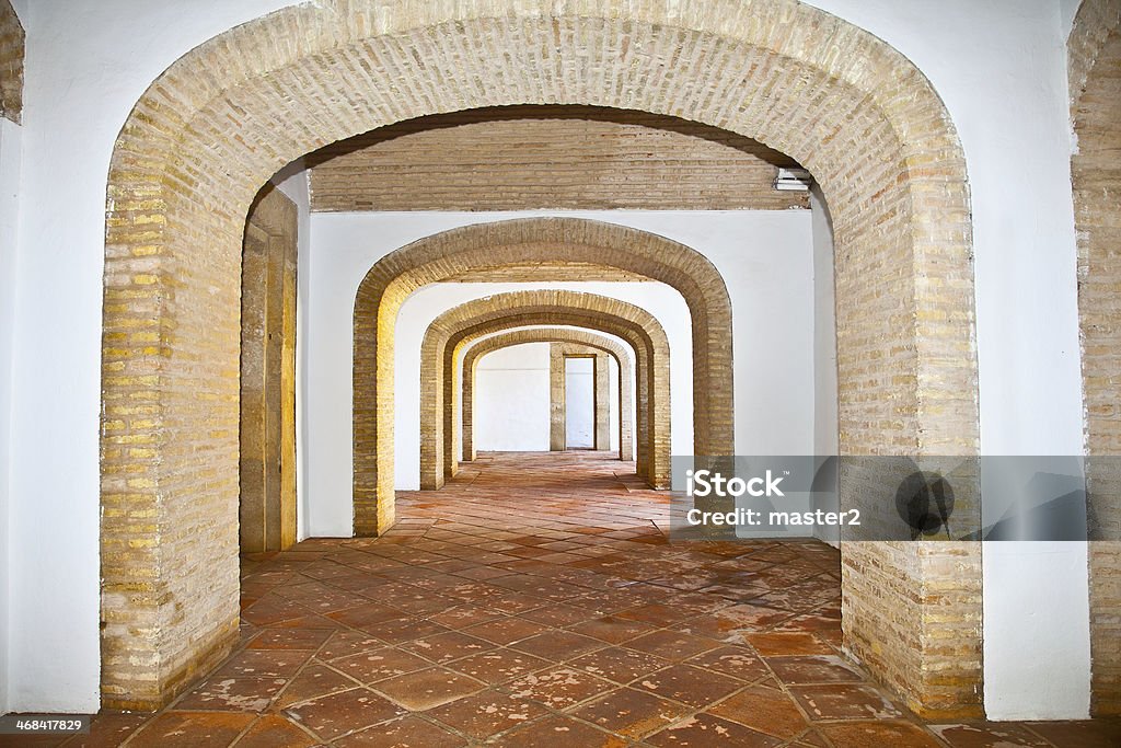 Passagem dentro de Alcazar em Córdoba, Andaluzia. Espanha. - Foto de stock de Antigo royalty-free