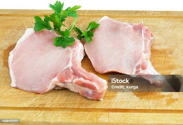 Carne Cruda Su Sfondo In Legno - Fotografie stock e altre immagini di Alimentazione sana - Alimentazione sana, Antipasto, Arrosto di manzo
