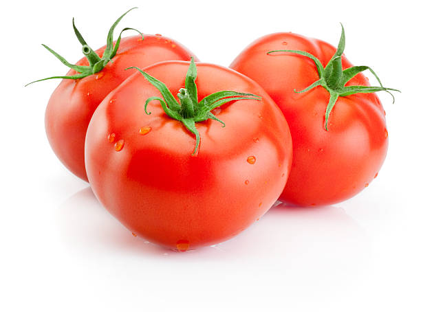 trois tomates wet juteux isolé sur fond blanc - à maturité photos et images de collection