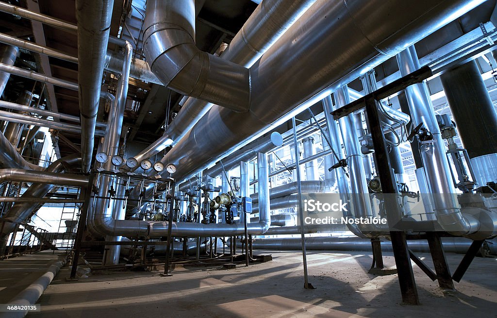 Zona Industrial de cabos de aço, dutos e em tons de azul - Foto de stock de Azul royalty-free