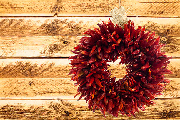 mexikanische riste kranz - wreath chili pepper pepper ristra stock-fotos und bilder