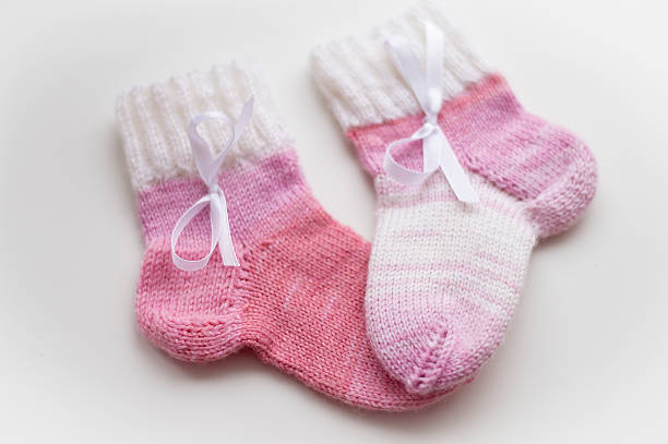 детский розовый шерстяные носки с бантом - child outdoors bow horizontal стоковые фото и изображения