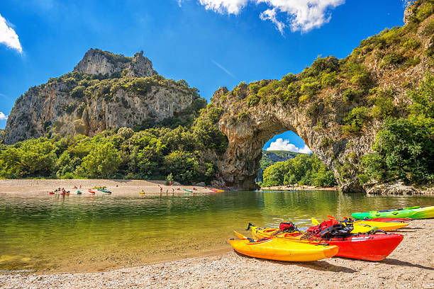 渓谷 de l'ardeche -ポンテ d 満点のアルバイヨン（フランス） - ardeche france landscape nature ストックフォトと画像