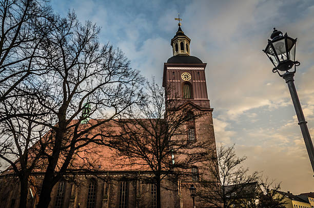 St. Nikolai, a late Gothic hall church of the 14th century, the Baroque spire was attached in 1744 and refurbished by Karl Friedrich Schinkel in 1839.