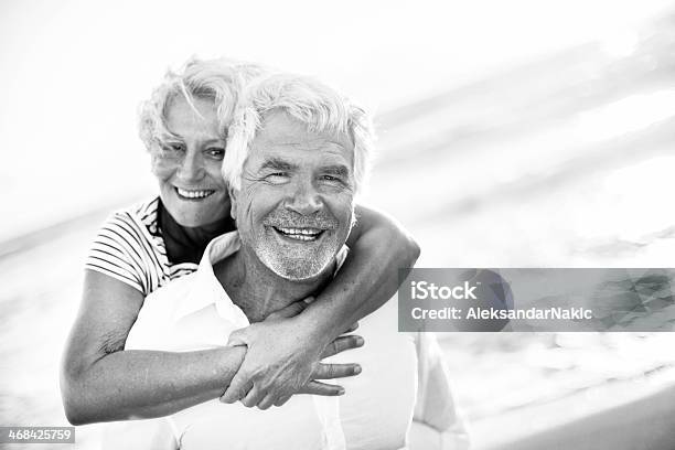 Liebevoll Altes Paar Stockfoto und mehr Bilder von Lachen - Lachen, Seniorenpaar, 60-69 Jahre