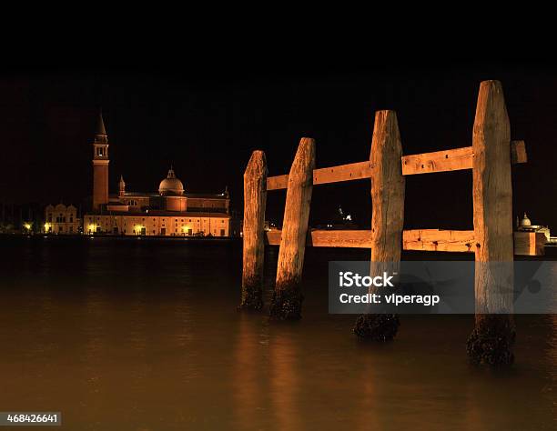 Mooring Posts In Einem Kanal In Venedig Bei Nacht Stockfoto und mehr Bilder von Bootspoller - Bootspoller, Fotografie, Hafen