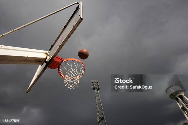Basketball Stockfoto und mehr Bilder von Ausrüstung und Geräte - Ausrüstung und Geräte, Basketball, Basketball-Backboard
