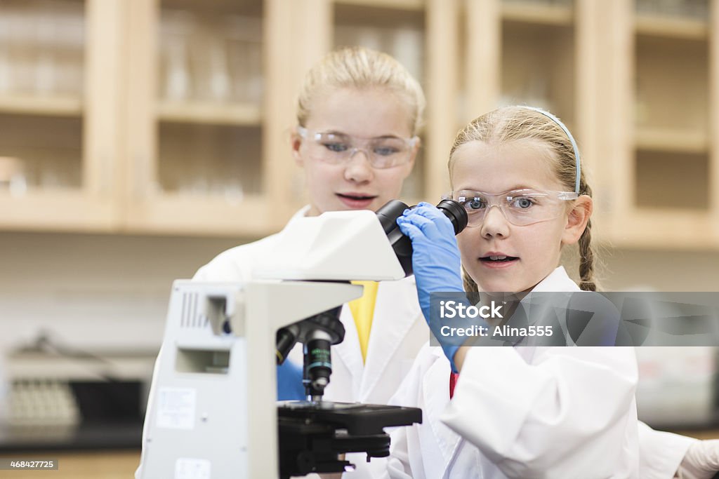 Wissenschaft experimentieren: Zwei Mädchen Arbeiten im Labor - Lizenzfrei 10-11 Jahre Stock-Foto