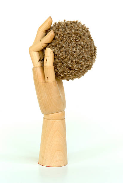 Madeira de uma mão com Bola de Lã - foto de acervo