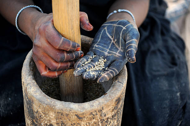 Millet grinding hands Tuareg women's hands grinding millet Mali stock pictures, royalty-free photos & images