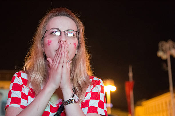portrait d'une fille inquiet en regardant un match de la coupe du monde - place ban jelacic photos et images de collection