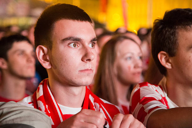 portrait d'inquiet jeune manduring du match de la coupe du monde - place ban jelacic photos et images de collection