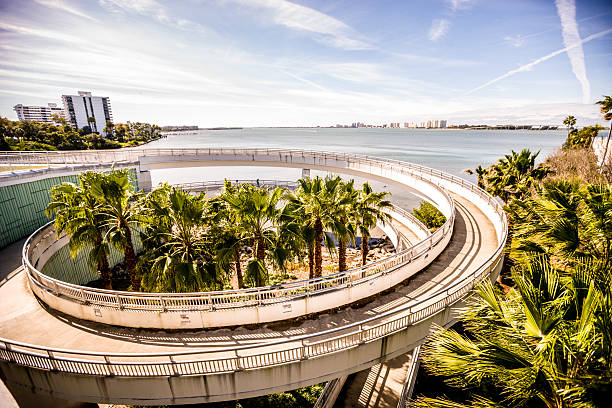 peatones parte de clearwater memorial causeway - carretera sobre agua fotografías e imágenes de stock