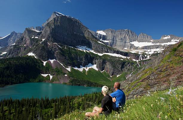 の眺めを楽しみながら、氷河国立公園 - passion mountain range mountain national park ストックフォトと画像