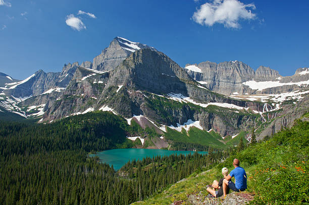 godetevi la vista del parco nazionale del ghiacciaio - montana mountain us glacier national park mountain range foto e immagini stock