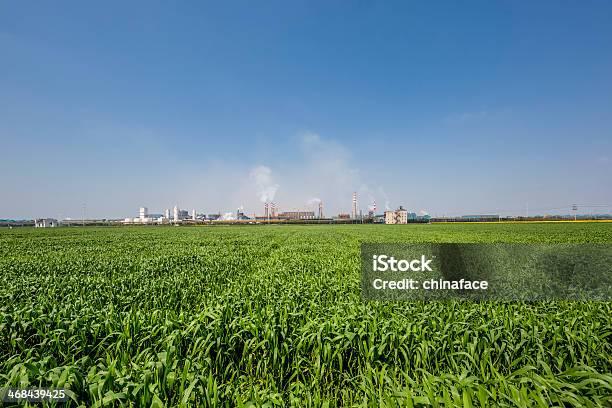 Foto de Zona Industrial e mais fotos de stock de Céu - Fenômeno natural - Céu - Fenômeno natural, Usina Química, Verde - Descrição de Cor