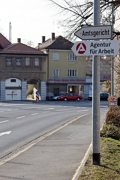 sinais de agentur fuer arbeit e amtsgericht - arbeitsamt imagens e fotografias de stock