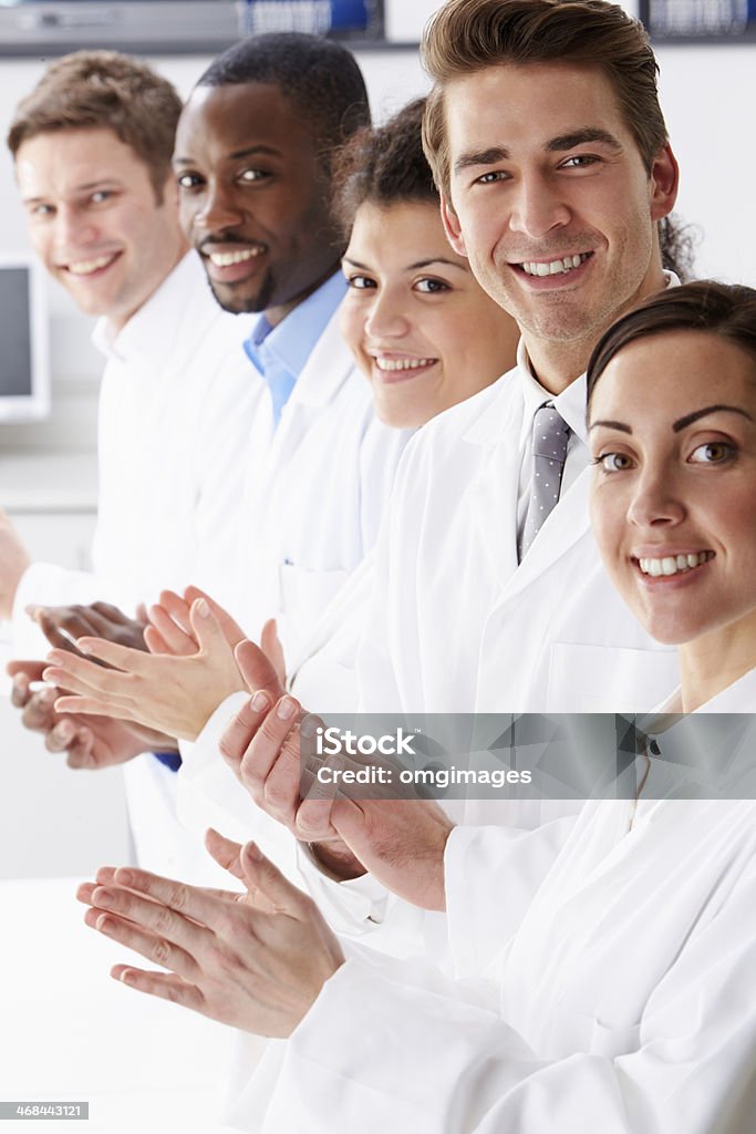 Retrato de técnico e colegas de trabalho em laboratório Clapping - Foto de stock de Laboratório royalty-free