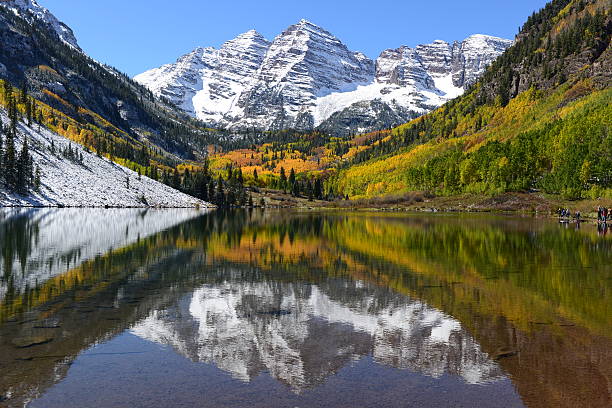 istock Autumn Maroon Bells and Lake - Horizontal 468443141