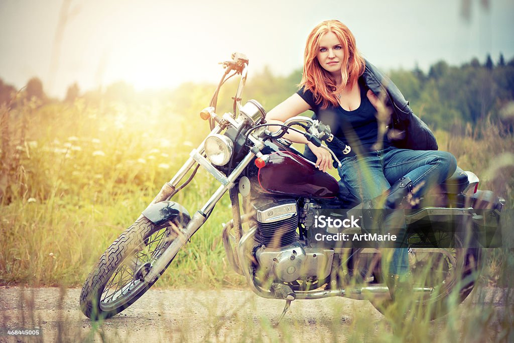 Joven ciclismo de - Foto de stock de Motocicleta libre de derechos