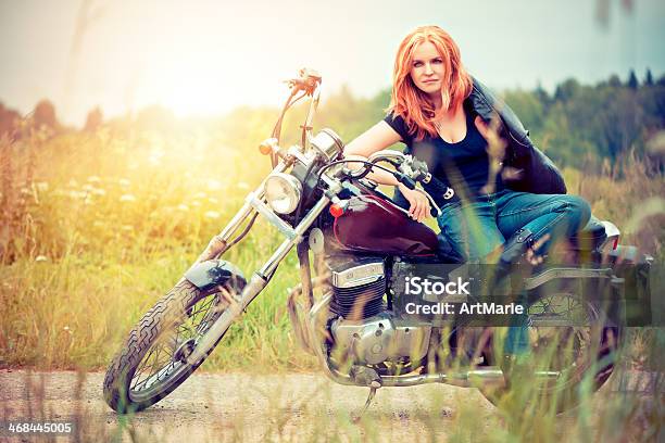 Joven Ciclismo De Foto de stock y más banco de imágenes de Motocicleta - Motocicleta, Mujeres, Una sola mujer