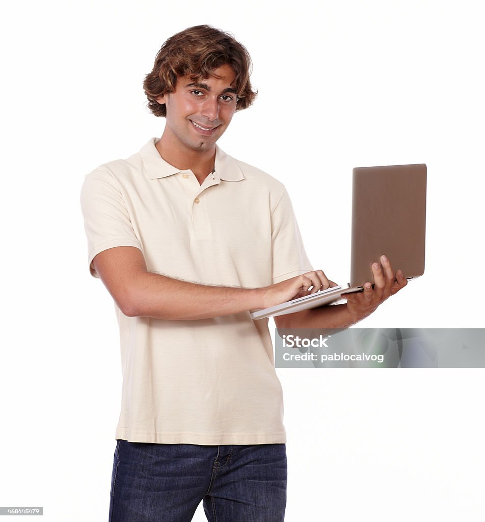 Sonriente hombre trabajando en un ordenador portátil - Foto de stock de Adulto libre de derechos