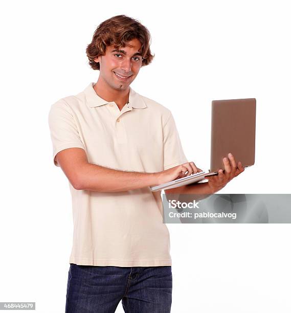 Sonriente Hombre Trabajando En Un Ordenador Portátil Foto de stock y más banco de imágenes de Adulto