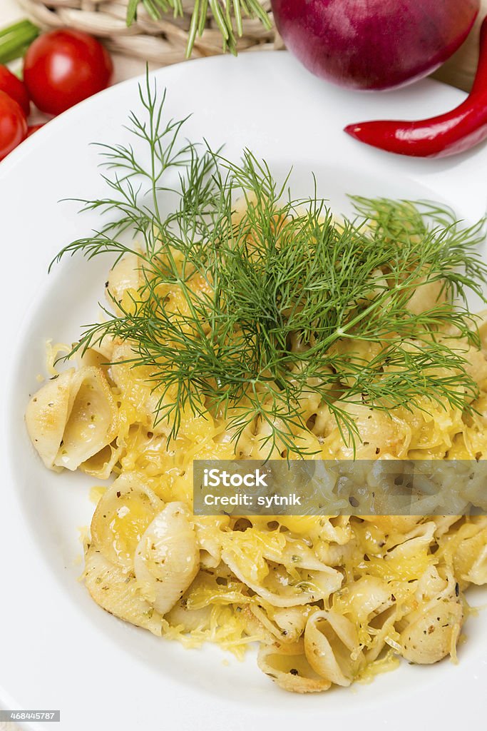 hot pasta con contorno su piatto - Foto stock royalty-free di Aneto