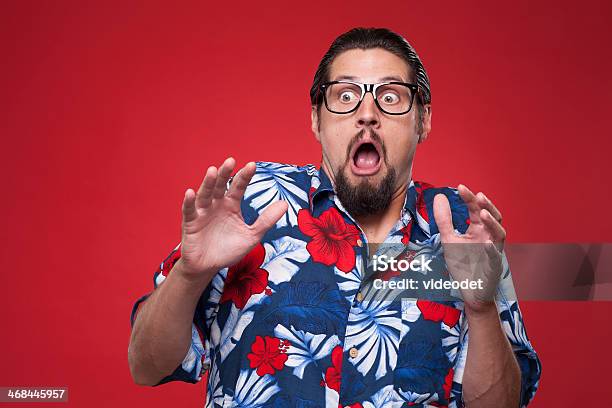 Bild Eines Ängstliche Junge Mann Im Hawaiian Shirt Stockfoto und mehr Bilder von Angst - Angst, Blumenmuster, Brille