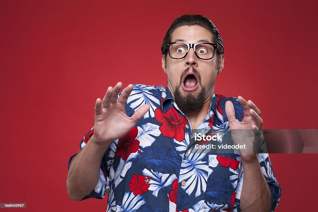 Imagen de un miedo hombre joven en camisa hawaiana - Foto de stock de Adulto libre de derechos