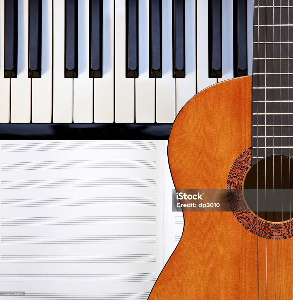 Violão, piano e pontuação. - Foto de stock de Piano royalty-free