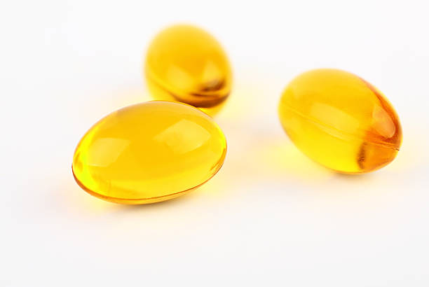 óleo de peixe cápsulas - capsule pill lecithin fish oil - fotografias e filmes do acervo