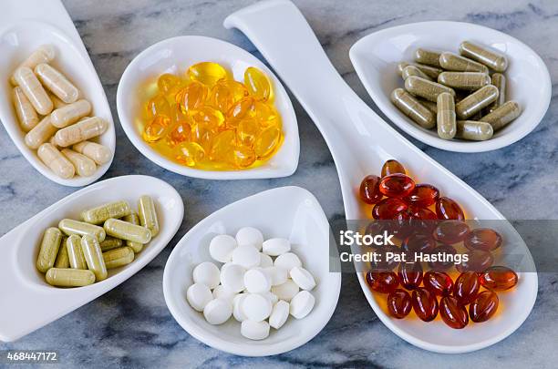 Foto de Variedade De Suplementos Nutricionais e mais fotos de stock de Suplemento nutricional - Suplemento nutricional, Fitoterapia, 2015