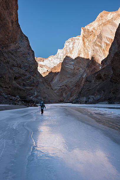 trekking a piedi sul fiume zanskar congelato in ladakh, india - kargil foto e immagini stock