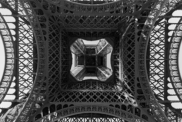 パリのエッフェル塔から見た以下 - eiffel tower black and white paris france construction ストックフォトと画像