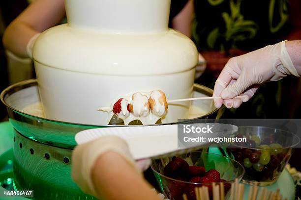 White Chocolate Fountain Stockfoto und mehr Bilder von Gastronomieberuf - Gastronomieberuf, Handschuh, Hochzeit