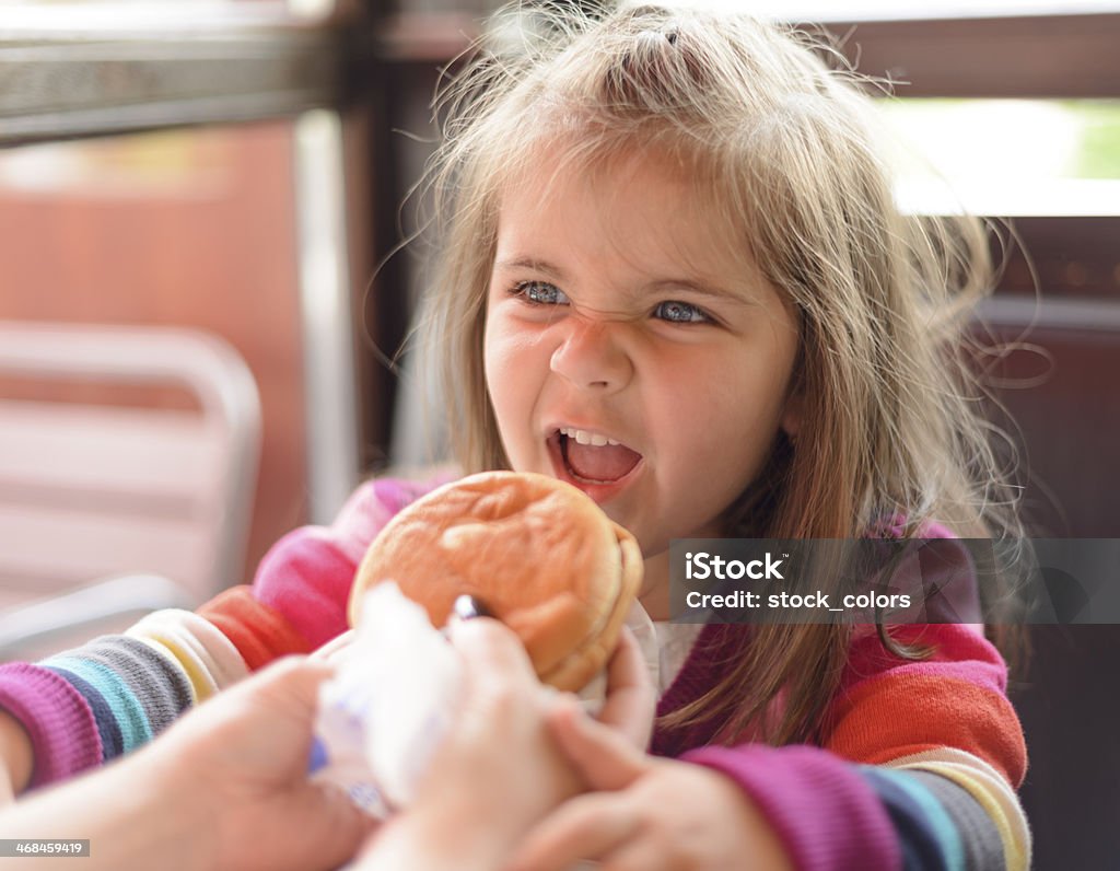 Menina com hambúrguer - Foto de stock de 2-3 Anos royalty-free