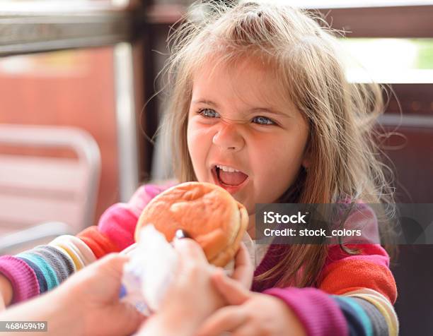 Foto de Menina Com Hambúrguer e mais fotos de stock de 2-3 Anos - 2-3 Anos, Alimentação Não-saudável, Almoço