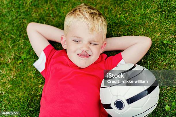 Футбол Мальчик Расслабляющий На Траве Помимо Футбола — стоковые фотографии и другие картинки Футбол