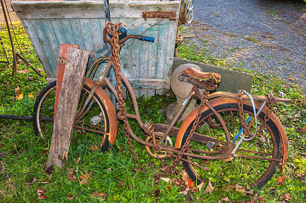 アンティーク　ビンテージ錆びた　古い自転車 Bicycle Old Rusted Stock Photo - Download Image Now - 2015