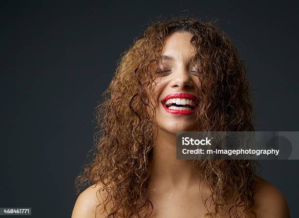 Retrato De Una Mujer Sonriente Joven Afroamericana Foto de stock y más banco de imágenes de Cabello mojado - Cabello mojado, Mujeres, Una sola mujer