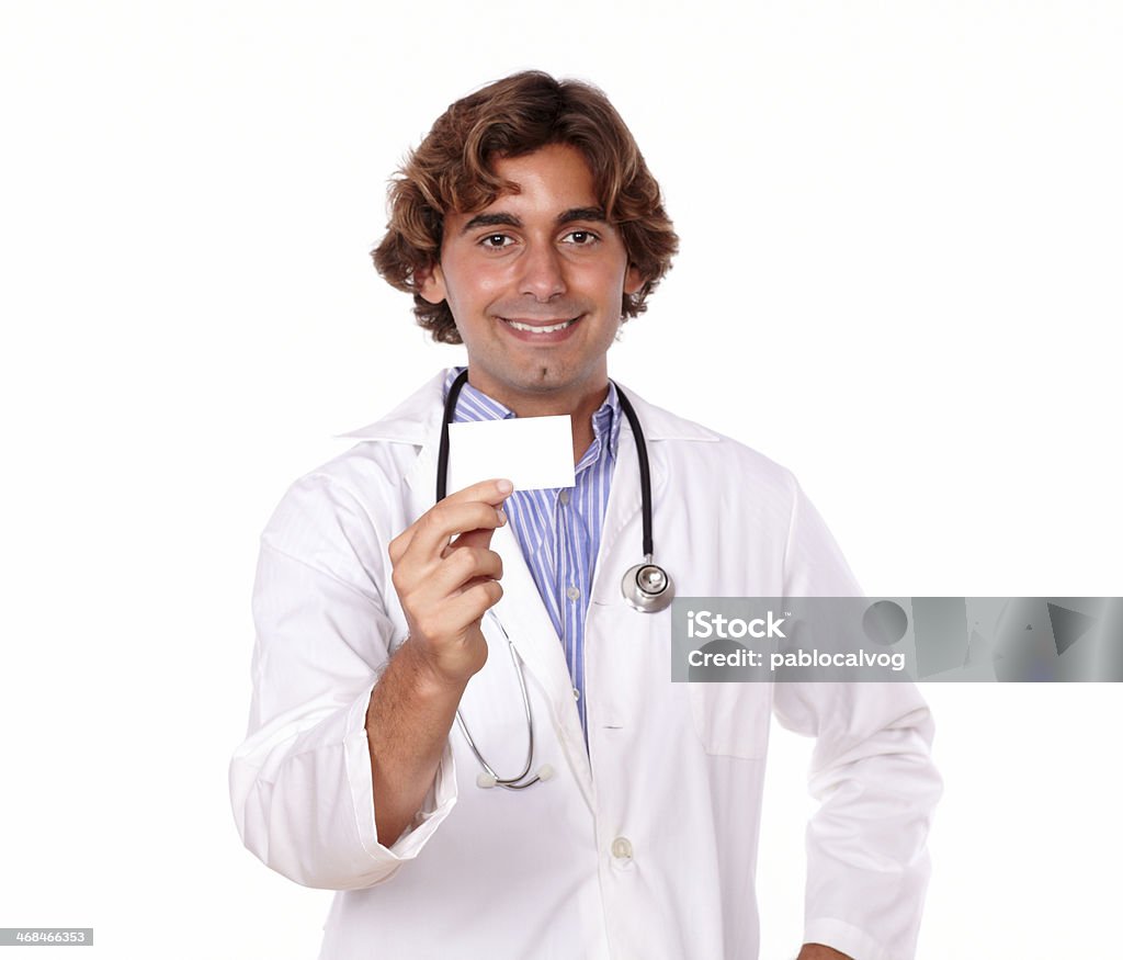 Sorridente medico maschio tiene un biglietto da visita. - Foto stock royalty-free di Adulto