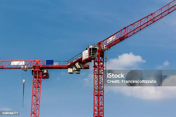 Foto de Red Crane Em Céu Azul e mais fotos de stock de Alto - Descrição Geral - Alto - Descrição Geral, Armação de Construção, Arquitetura