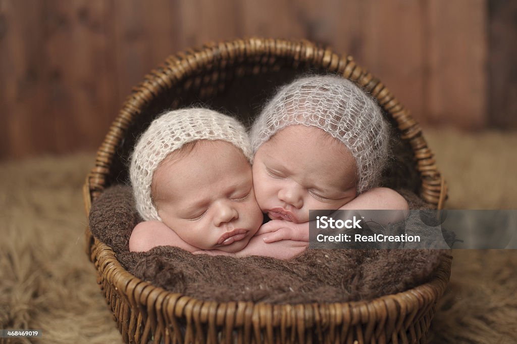 Close-Up de recém-nascido dormindo em uma cesta de solteiro duplas - Foto de stock de Bebê royalty-free
