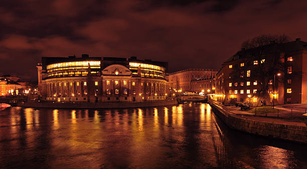 sztokholm przez nocy - sveriges helgeandsholmen zdjęcia i obrazy z banku zdjęć